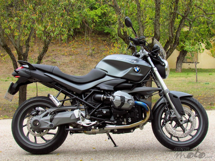 BMW R1200R có hai phiên bản là BMW R1200R 2011 Standard và BMW R1200R 2011 Classic.