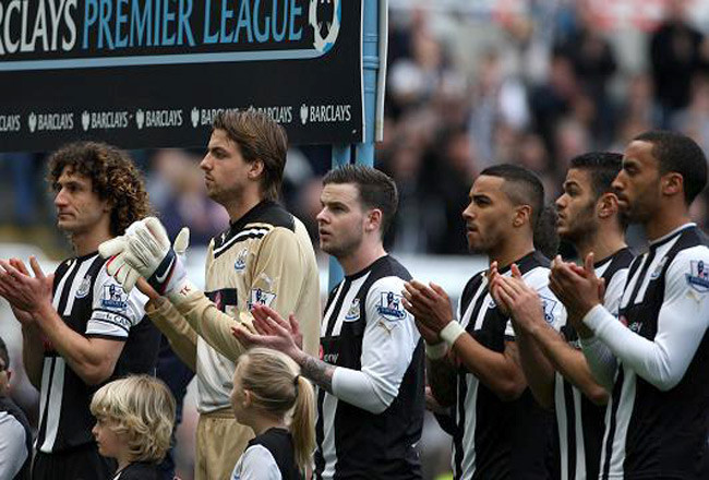 Các cầu thủ Newcastle hướng về Muamba.