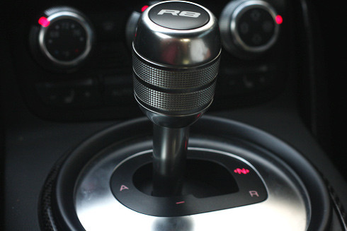 Hộp số với các chế độ tự động, bán tự động, lùi và mo. Hộp số với các chế độ tự động, bán tự động, lùi và mo.