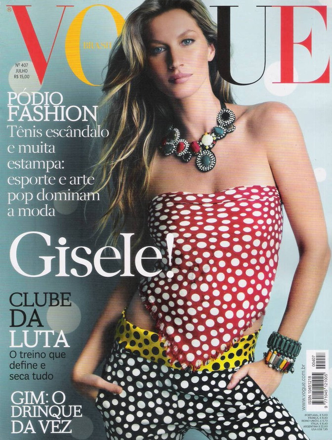 Trong thế giới WAG (vợ và bạn gái cầu thủ), Gisele Bundchen có lẽ là người đẹp và nổi tiếng nhất. Luôn nằm trong nhóm những người mẫu hàng đầu thế giới, siêu mẫu người Brazil còn là người mẫu được trả nhiều tiền nhất với tài khoản hàng trăm triệu USD. Tuy nhiên, Gisele Bundchen lại là một người rất ‘nặng vía’, bởi thế mà cầu thủ bóng bầu dục Tom Brady lận đận suốt mấy năm qua. Trong thế giới WAG (vợ và bạn gái cầu thủ), Gisele Bundchen có lẽ là người đẹp và nổi tiếng nhất. Luôn nằm trong nhóm những người mẫu hàng đầu thế giới, siêu mẫu người Brazil còn là người mẫu được trả nhiều tiền nhất với tài khoản hàng trăm triệu USD. Tuy nhiên, Gisele Bundchen lại là một người rất ‘nặng vía’, bởi thế mà cầu thủ bóng bầu dục Tom Brady lận đận suốt mấy năm qua.