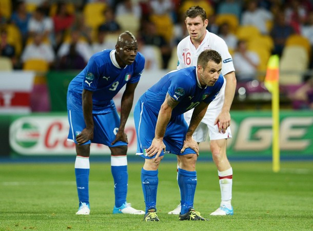 Cả hai tiền đạo Mario Balotelli, Antonio Cassano đều bỏ lỡ những cơ hội. Cả hai tiền đạo Mario Balotelli, Antonio Cassano đều bỏ lỡ những cơ hội.