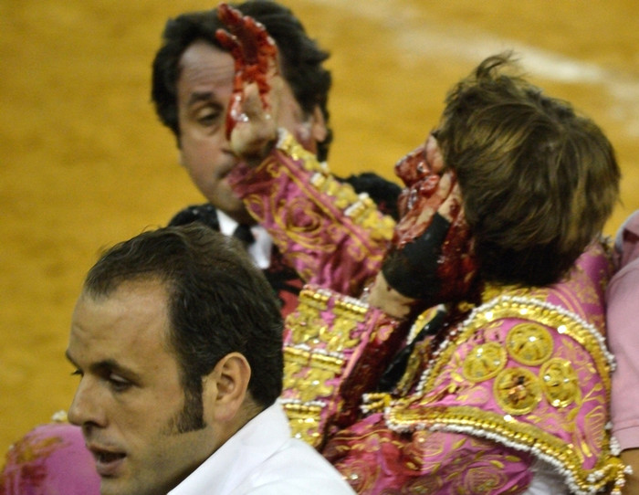 Tai nạn khủng khiếp của Juan Jose Padilla một lần nữa dấy lên phong trào phản đối đấu bò, môn thể thao quá mạo hiểm và vô nhân đạo.