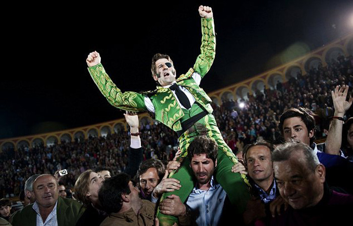 Juan Jose Padilla được công kênh như người hùng.