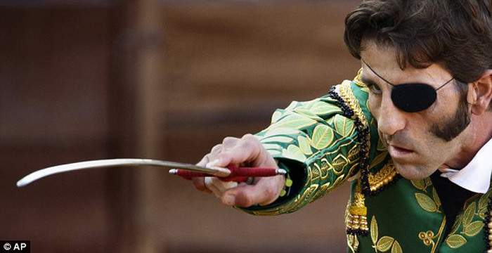 Juan Jose Padilla vung kiếm.