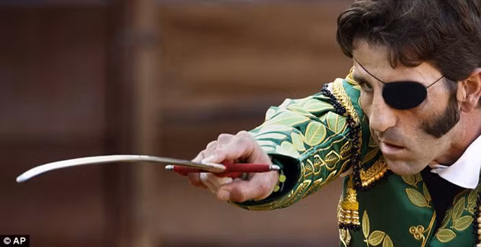 Juan Jose Padilla vung kiếm.