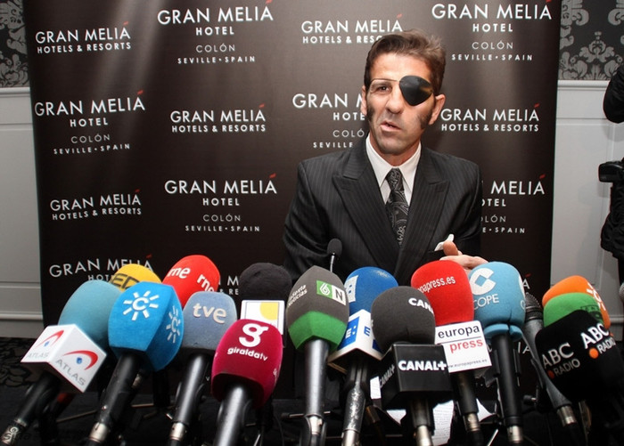 Juan Jose Padilla tổ chức họp báo thông báo sẽ trở lại.