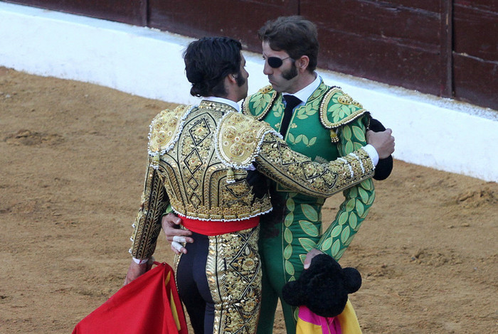 Đồng đội chúc mừng Juan Jose Padilla.