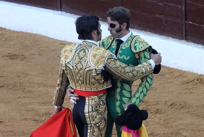 Đồng đội chúc mừng Juan Jose Padilla.