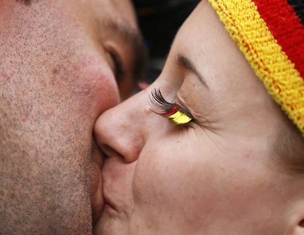 Sắc màu CĐV Đức, Hy Lạp.