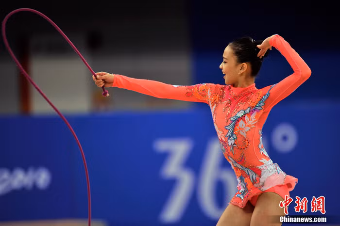 VĐV thể dục nghệ thuật 17 tuổi Sun Yan nổi tiếng với vẻ đẹp tự nhiên và trong sáng.