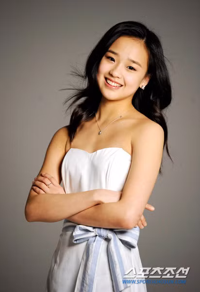 Sun Yan - mỹ nhân trẻ tài năng tại ASIAD 16 hiện đang là học sinh trường trung học Sejong. Sun Yan là một trong những học sinh có năng lực tốt và đạt thành tích cao ở nhiều môn học.