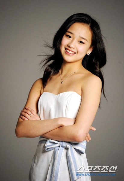 Sun Yan - mỹ nhân trẻ tài năng tại ASIAD 16 hiện đang là học sinh trường trung học Sejong. Sun Yan là một trong những học sinh có năng lực tốt và đạt thành tích cao ở nhiều môn học.