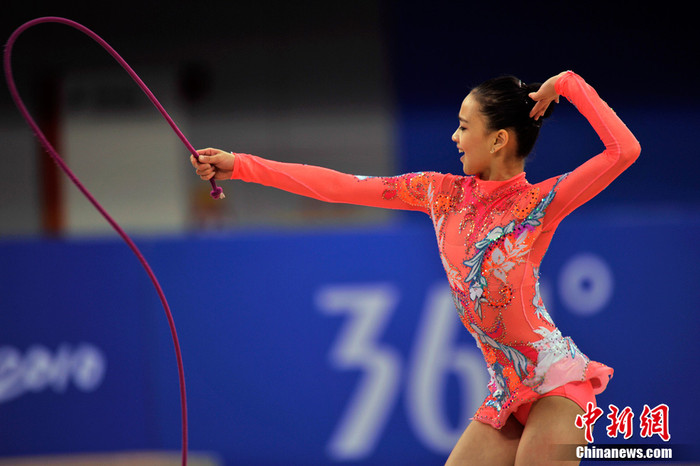 VĐV thể dục nghệ thuật 17 tuổi Sun Yan nổi tiếng với vẻ đẹp tự nhiên và trong sáng.