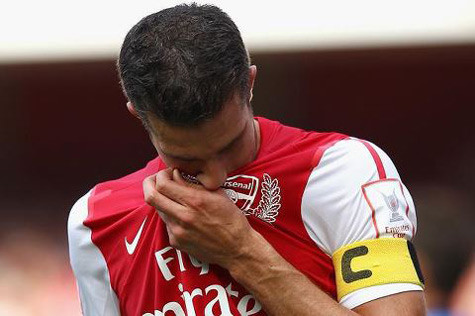 Van Persie hôn áo Arsenal rồi dứt áo ra đi. Van Persie hôn áo Arsenal rồi dứt áo ra đi.