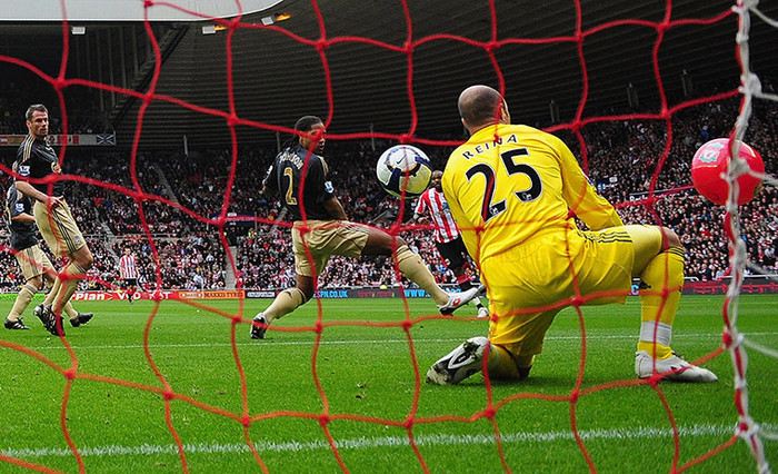 Bàn thắng kỳ lạ của Darren Bent (Sunderland) vào lưới Pepe Reina (Liverpool) ngày 17/10/2009. Bóng đã chạm vào một trái bóng bay trên đường đi, khiến Reina không kịp trở tay. Bàn thắng kỳ lạ của Darren Bent (Sunderland) vào lưới Pepe Reina (Liverpool) ngày 17/10/2009. Bóng đã chạm vào một trái bóng bay trên đường đi, khiến Reina không kịp trở tay.
