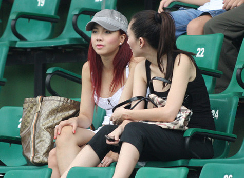 Người đẹp Đinh Ngọc Diệp (trái) trong một trận đấu tại V.League. Người đẹp Đinh Ngọc Diệp (trái) trong một trận đấu tại V.League.