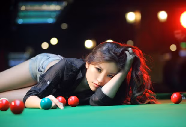 Ngắm người đẹp nóng bỏng bên bàn bi-a ảnh 3