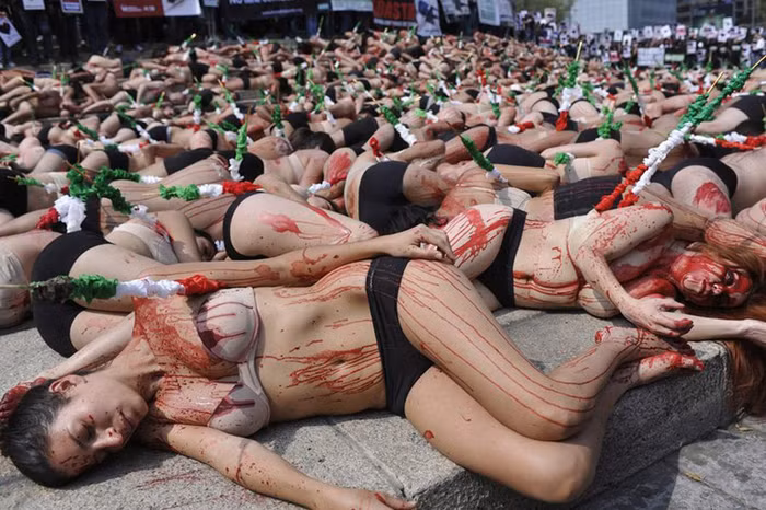 Đấu bò là môn thể thao bị rất nhiều người chỉ trích. Tháng 2/2012, khoảng 250 nam nữ thanh niên ở thủ đô Mexico của Mexico đã cùng nhau khỏa thân, bôi máu lên người và nằm giả chết như những con bò bị giết. Mục đích của những người trẻ tuổi yêu hòa bình này là chống lại môn thể thao đấu bò đầy màu sắc bạo lực.