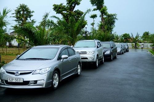 Những chiếc xe của bạn bè cứ nườm nượp đến để mừng nhà mới cho vợ chồng Kiwi.