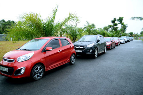 Những chiếc xe này xếp thành hàng dài khoảng hơn 20 chiếc từ đầu cổng đến tận chân tường, khiến người dân nơi đây ngưỡng mộ. Ai đi qua cũng phải ngó nhìn.