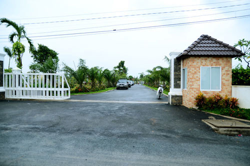 Nhà nữ ca sĩ nhìn từ ngoài cổng vào trong.