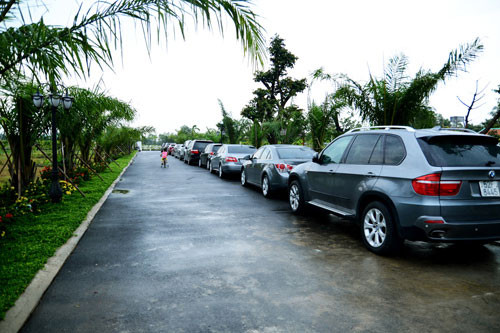 Những chiếc xe của bạn bè cứ nườm nượp đến để mừng nhà mới cho vợ chồng Kiwi.