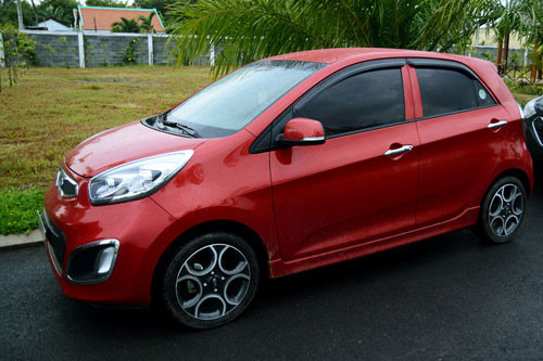 Một chiếc Kia Morning màu đỏ nổi bật trong dàn xe.