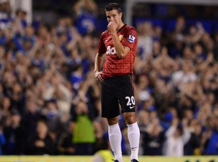 Van Persie không thể tạo nên sự khác biệt khi hàng công MU bế tắc và cần anh nhất. MU thảm bại, Sir Alex đòi lại tiền mua Van Persie