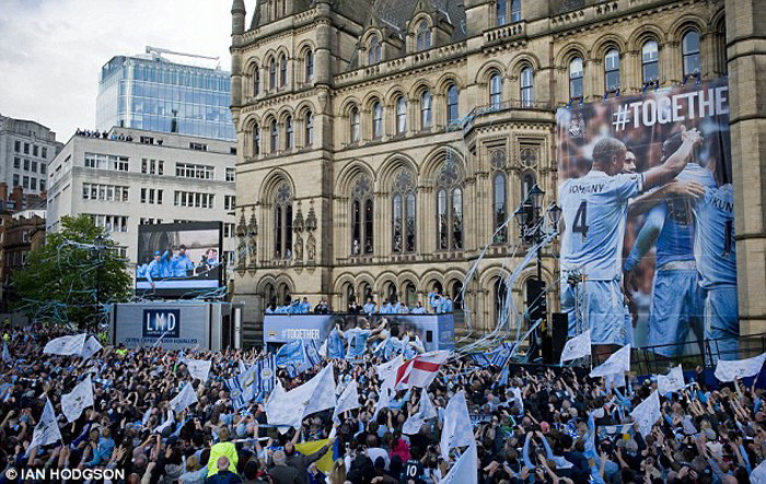 Thông qua chủ tịch Khaldoon al-Mubarak, chủ sở hữu Sheikh Mansour đã chúc mừng thành công của Mancini cùng học trò.