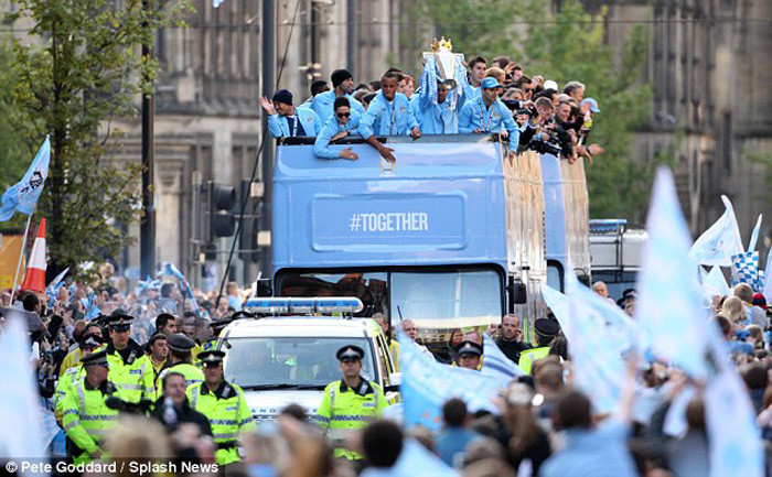 Thông qua chủ tịch Khaldoon al-Mubarak, chủ sở hữu Sheikh Mansour đã chúc mừng thành công của Mancini cùng học trò.