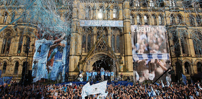 Hành trình diễu cúp của Roberto Mancini và các cầu thủ bắt đầu từ quảng trường Albert. Một khung cảnh đầy hào nhoáng đã được tạo ra bởi những con người đã phải đợi suốt 44 năm cho một chiến thắng. Balotelli không tham gia đoàn diễu hành bởi anh đã trở về Milan từ sáng thứ Hai. (Xem thêm: Sao Man City ‘bay đêm’ mừng cúp)