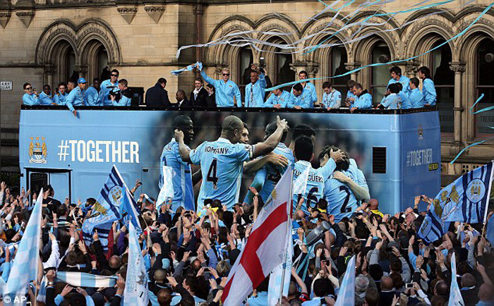 Man City diễu hành mừng cúp. (Xem thêm: Sao Man City ‘bay đêm’ mừng cúp)