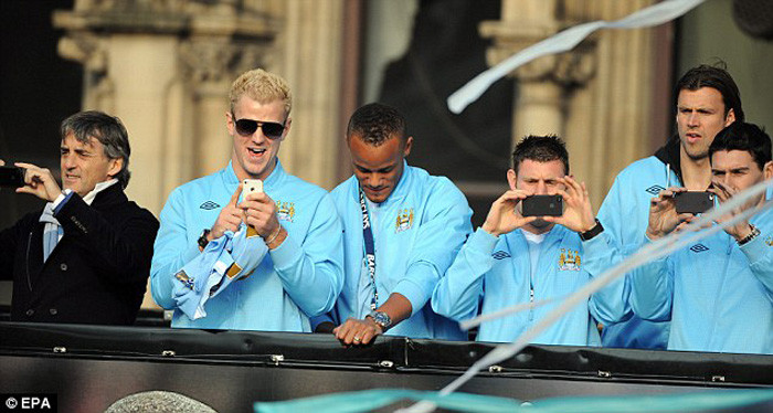 Man City diễu hành mừng cúp.