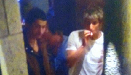 Fabio Coentrao đốt thuốc phì phèo. Fabio Coentrao đốt thuốc phì phèo.