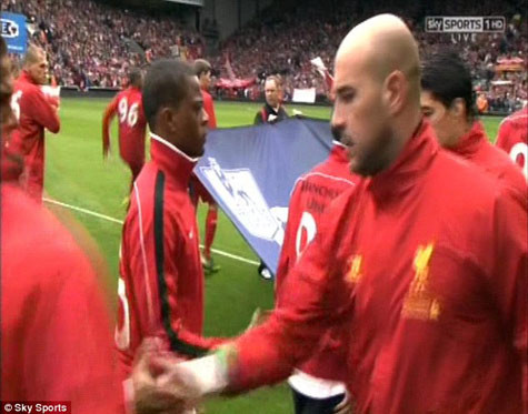 Evra và Suarez bắt tay nhau Evra và Suarez bắt tay nhau