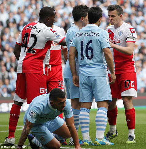 Joey Barton đánh cùi chỏ với Tevez.