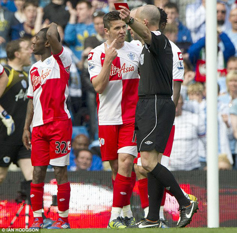 Barton lĩnh thẻ đỏ.