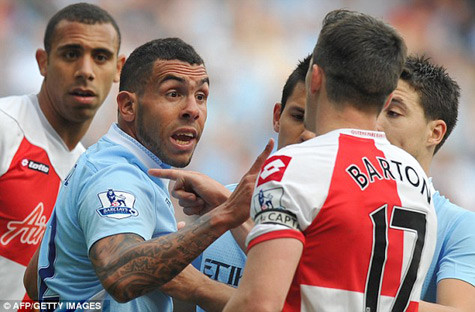 Tevez tính ăn thua đủ với Barton.