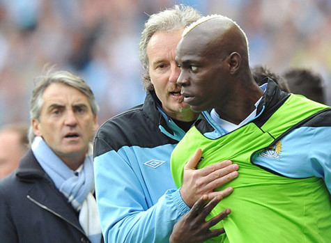 Balotelli tính nói chuyện phải quấy với Barton.