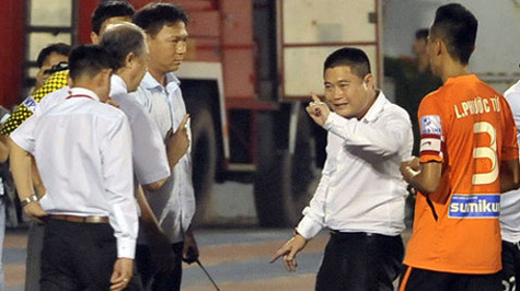 Bầu Thụy (thứ hai từ phải) phản ứng với trọng tài trước mặt giám sát trọng tài và lãnh đạo sân Thống Nhất tối 12-2 trên sân Thống Nhất.