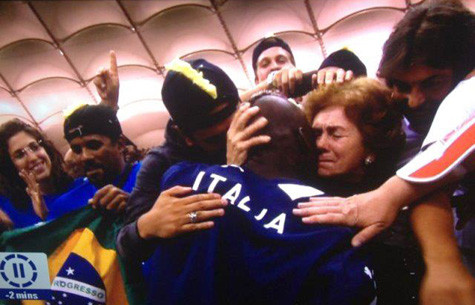 Balotelli gục vào vai mẹ khóc sau khi lập đại công cho Italia.