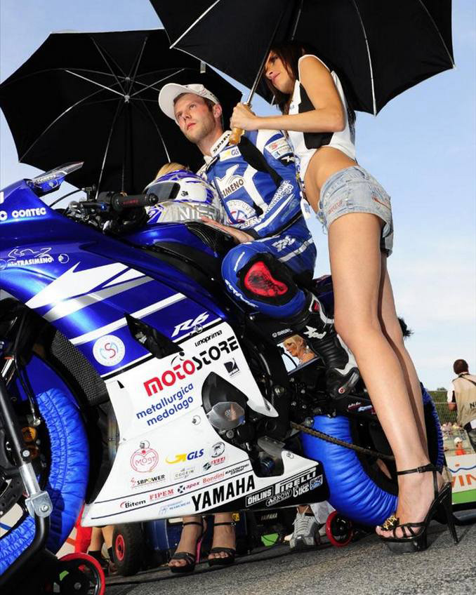 Những nụ hồng e ấp của đường đua MotoGP, giải SBK ở Imola, Bologna, Italy.