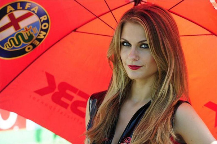 Những người đẹp này phải trải qua một cuộc tuyển chọn rất gắt gao để được trở thành một paddock girl (hiểu nôm na là một hoạt náo viên) bên đường đua tốc độ MotoGP.