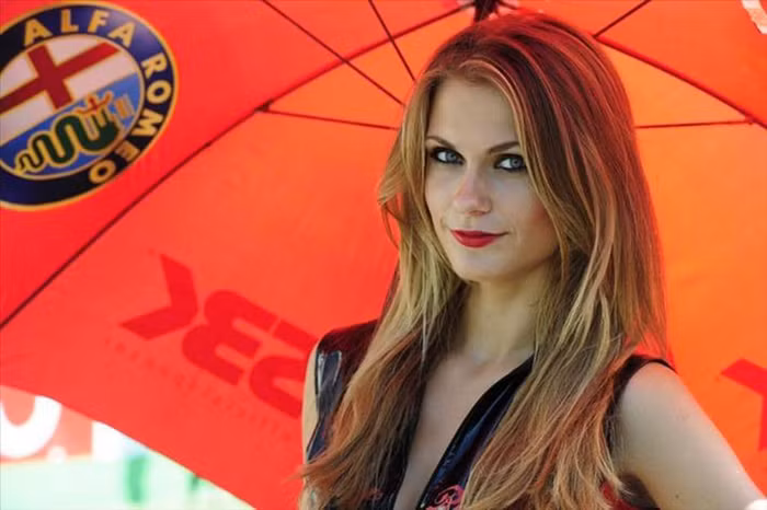 Những người đẹp này phải trải qua một cuộc tuyển chọn rất gắt gao để được trở thành một paddock girl (hiểu nôm na là một hoạt náo viên) bên đường đua tốc độ MotoGP.