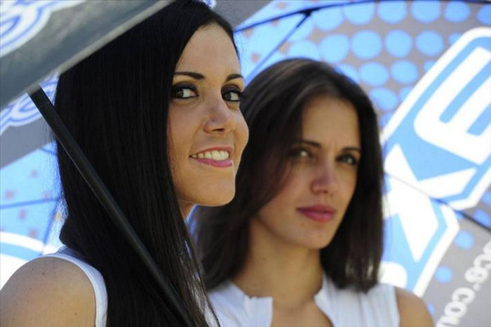 Những người đẹp này phải trải qua một cuộc tuyển chọn rất gắt gao để được trở thành một paddock girl (hiểu nôm na là một hoạt náo viên) bên đường đua tốc độ MotoGP.