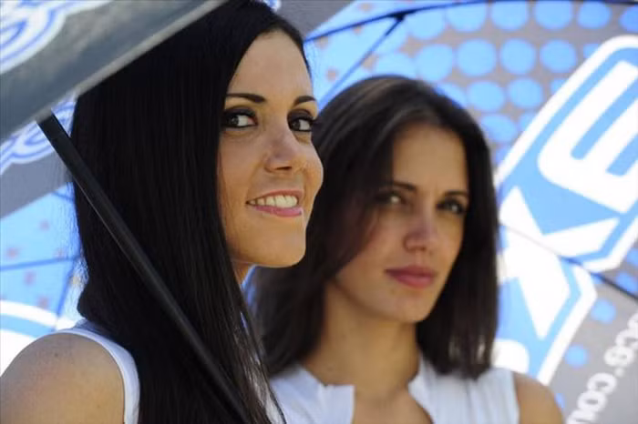 Những người đẹp này phải trải qua một cuộc tuyển chọn rất gắt gao để được trở thành một paddock girl (hiểu nôm na là một hoạt náo viên) bên đường đua tốc độ MotoGP.