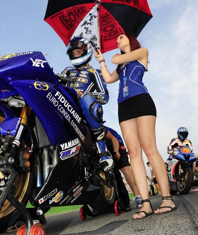 Những người đẹp này phải trải qua một cuộc tuyển chọn rất gắt gao để được trở thành một paddock girl (hiểu nôm na là một hoạt náo viên) bên đường đua tốc độ MotoGP.