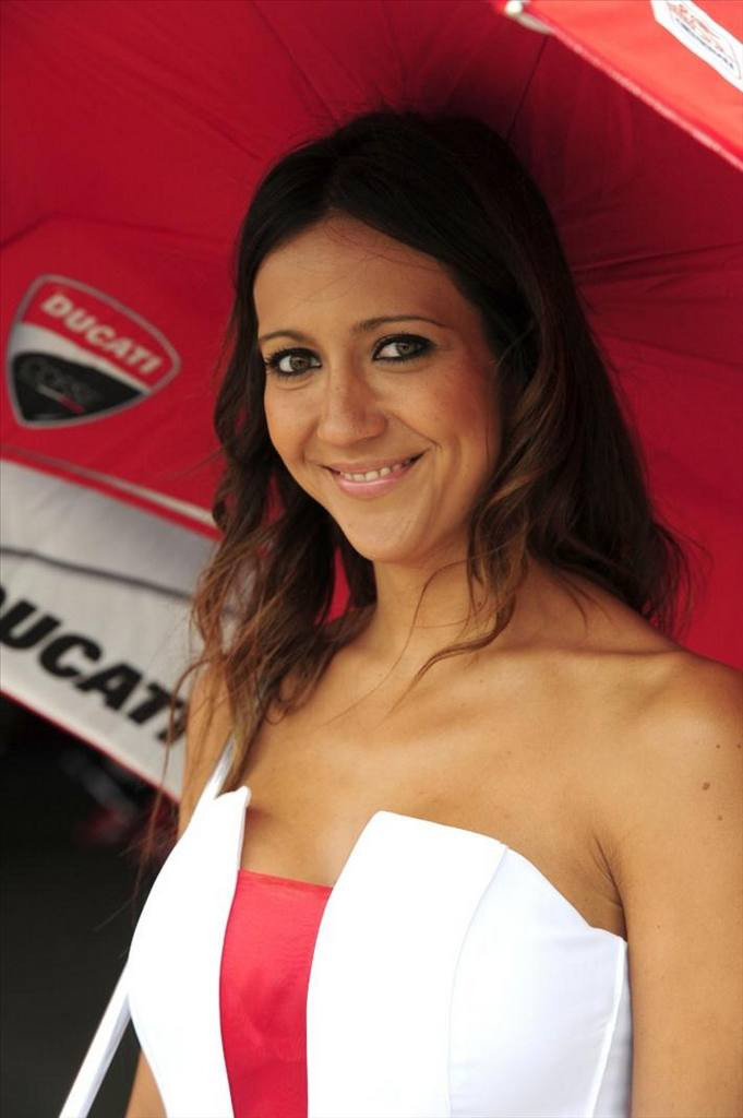 Những bông hồng rạng người bên đường đua MotoGP Aragón, Đông Bắc Tây Ban Nha Những bông hồng rạng người bên đường đua MotoGP Aragón, Đông Bắc Tây Ban Nha
