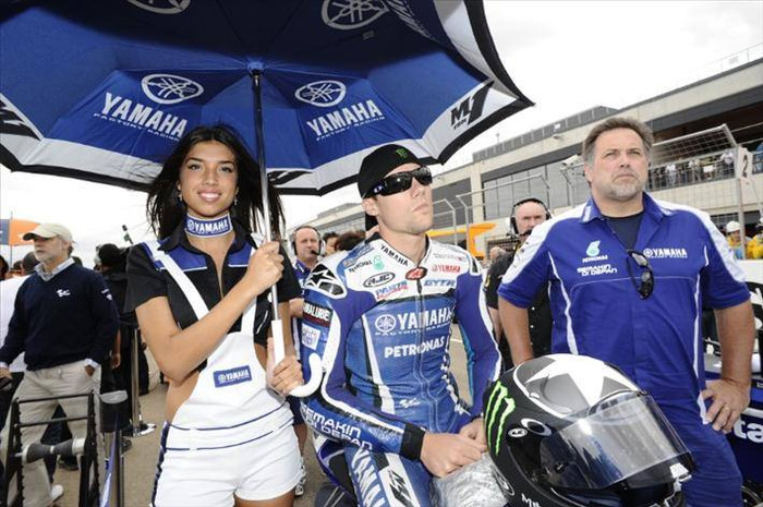 Những bông hồng rạng người bên đường đua MotoGP Aragón, Đông Bắc Tây Ban Nha Những bông hồng rạng người bên đường đua MotoGP Aragón, Đông Bắc Tây Ban Nha