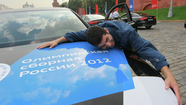 Một VĐV thích thú với chiếc xe mới của mình. Một VĐV thích thú với chiếc xe mới của mình.